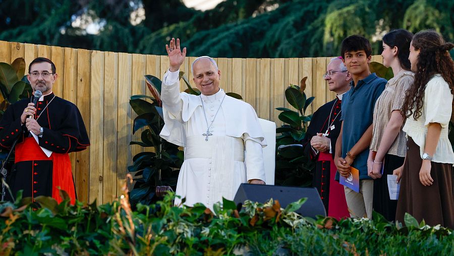 El ppa León XIV saluda a la multitud congregada en la plaza de Líma de Madrid