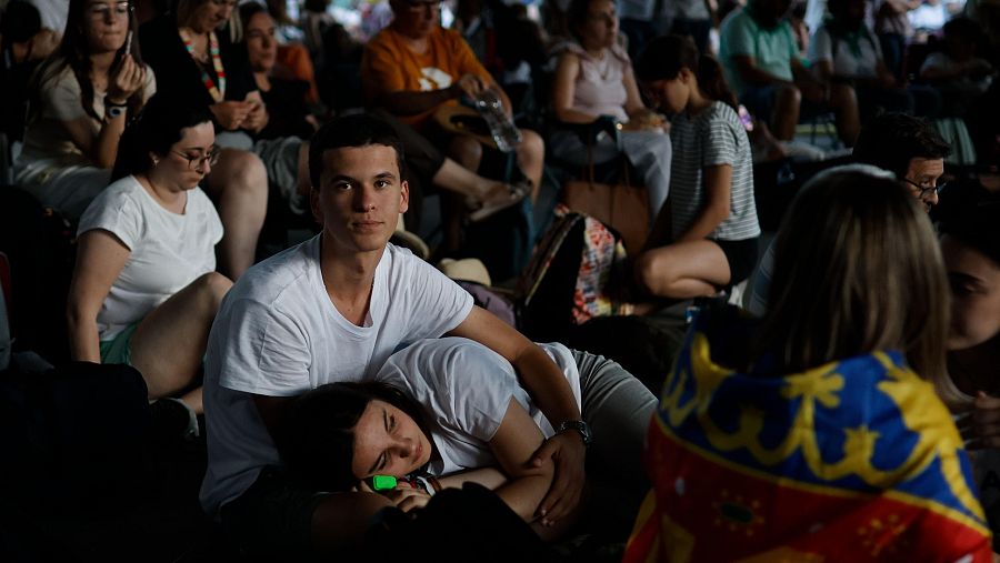Asistentes a la vigilia de oración con jóvenes