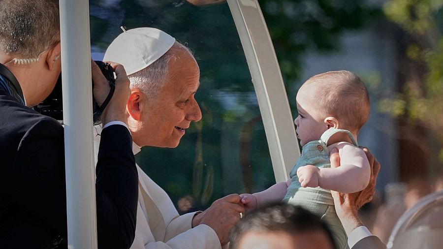 El papa León XIV saluda a un bebé en Madrid