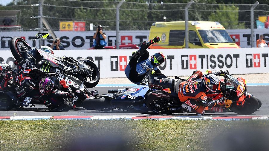 Momento del accidente protagonizado por Jorge Martín.