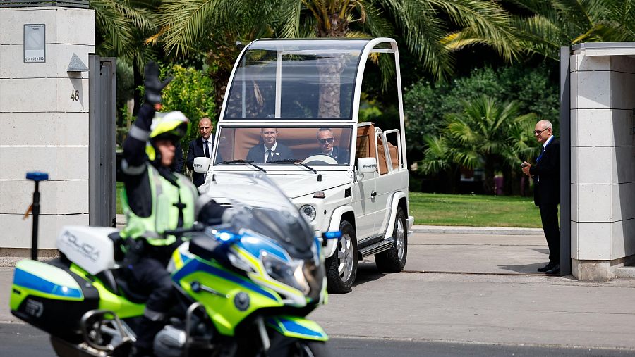 Salida del papamóvil en el exterior de la Nunciatura Apostólica