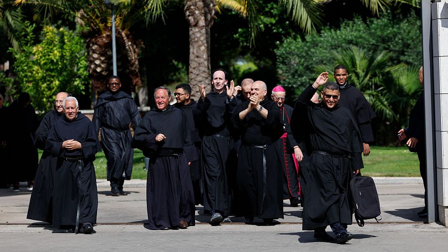 Integrantes de la orden de San Agustín a su salida de la Nunciatura Apostólica