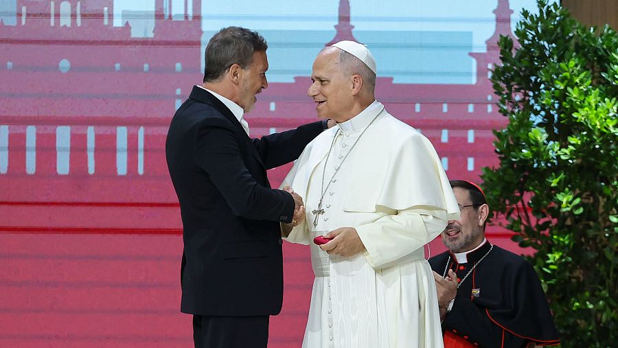 El papa saluda a Antonio Banderas