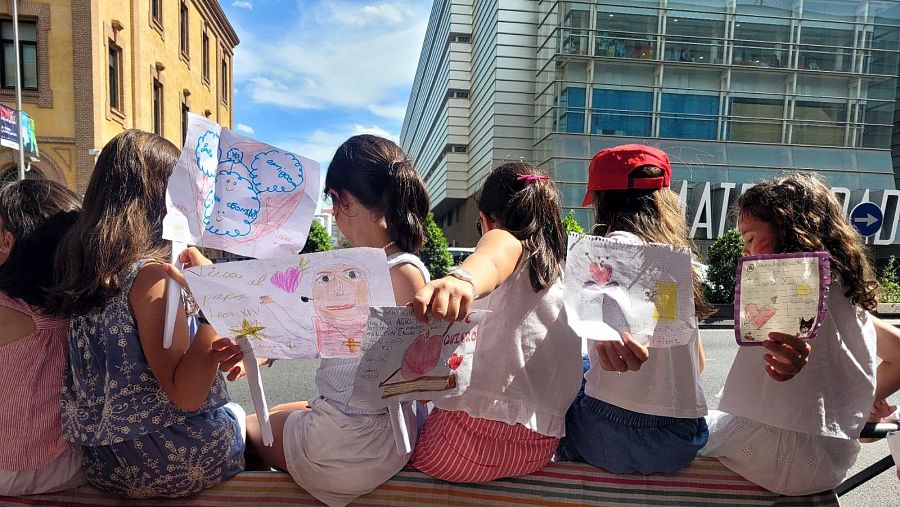 Un grupo de niñas enseñan los dibujos que le han pintado al papa