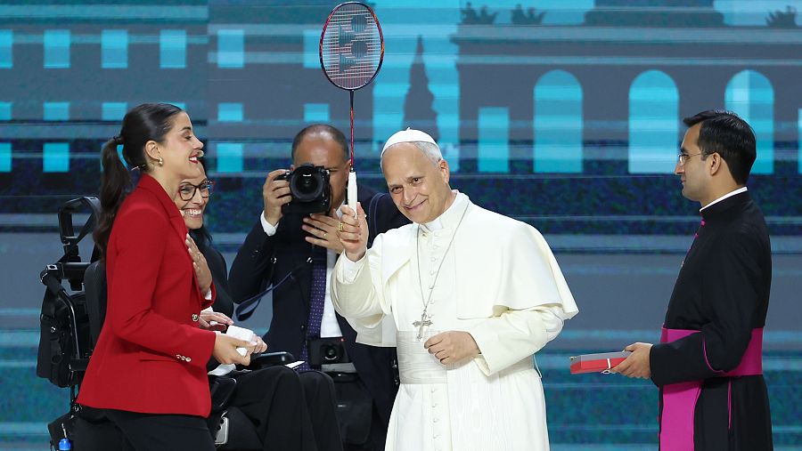 El papa saluda a Teresa Perales y Carolina Marín