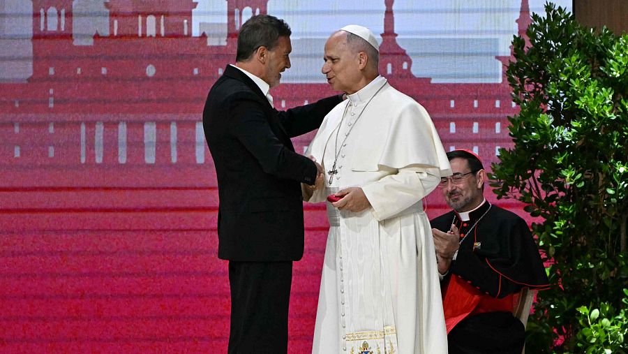 Antonio Banderas saluda al papa en el Movistar Arena
