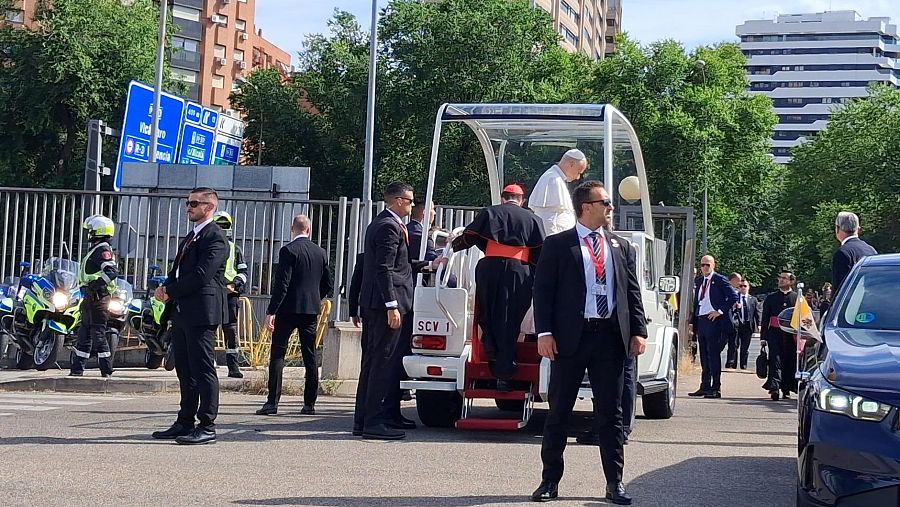 El papamóvil ha esperado a León XIV durante casi una hora en el aparcamiento de Torrespaña donde el pontífice ha llegado desde la Nunciatura de camino al Movistar Arena.