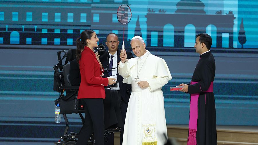Carolina Marín le regala al papa una raqueta de bádminton
