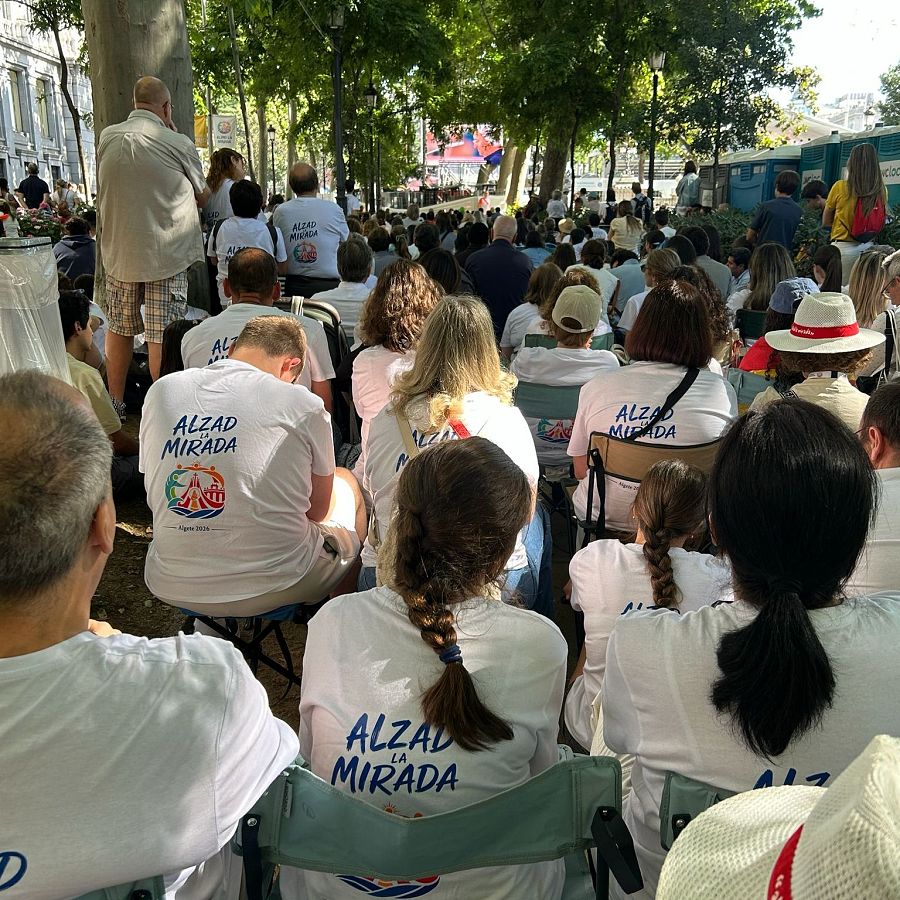 Grupo de agustinos recoletos procedentes de Chiclana de la Frontera, Cádiz, en la misa de Cibeles.