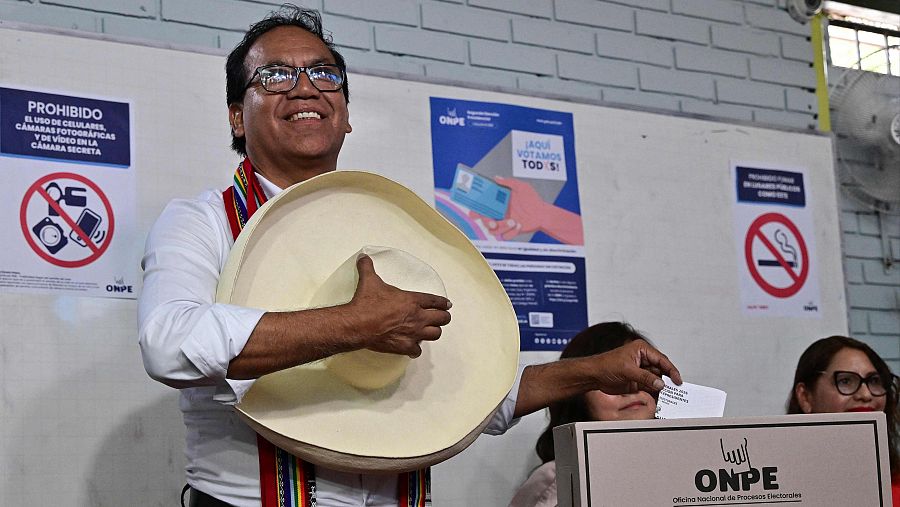 Roberto Sánchez deposita su voto en una urna