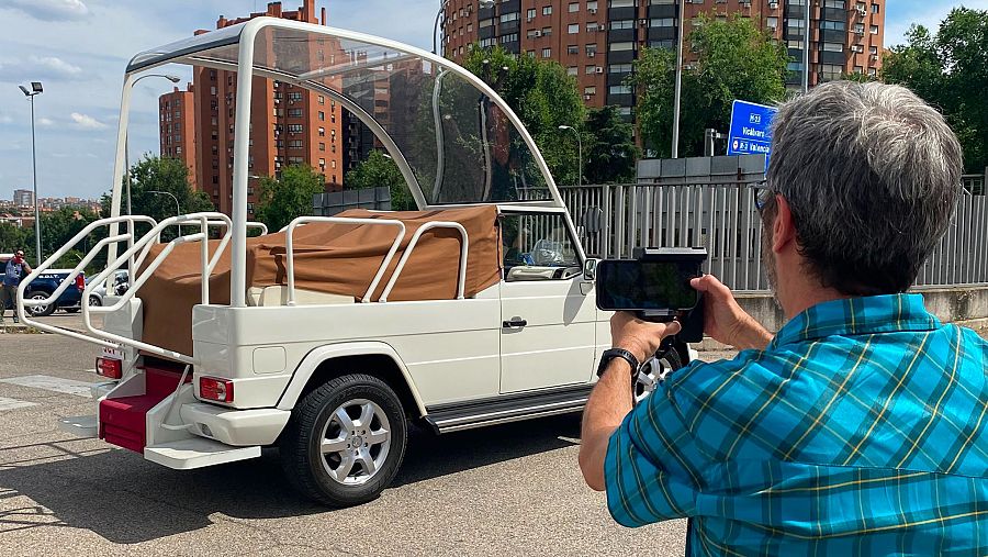 El periodista y reportero, Juanma Cuéllar, fotografiando y grabando el papamóvil en Torrespaña.