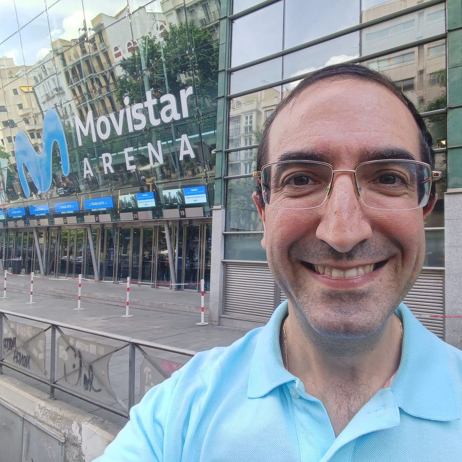 Luis Santamaría, experto en sectas, antes de entrar al Movistar Arena.
