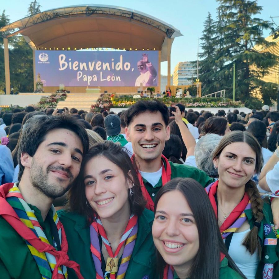 Grupo de jóvenes voluntarios de Scouts de Madrid antes de la Vigilia en la Plaza de Lima.