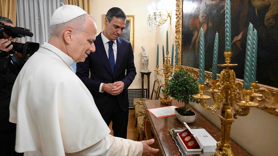 El presidente del Gobierno, Pedro Sánchez, obsequia un bonsái de olivo al papa León XIV.