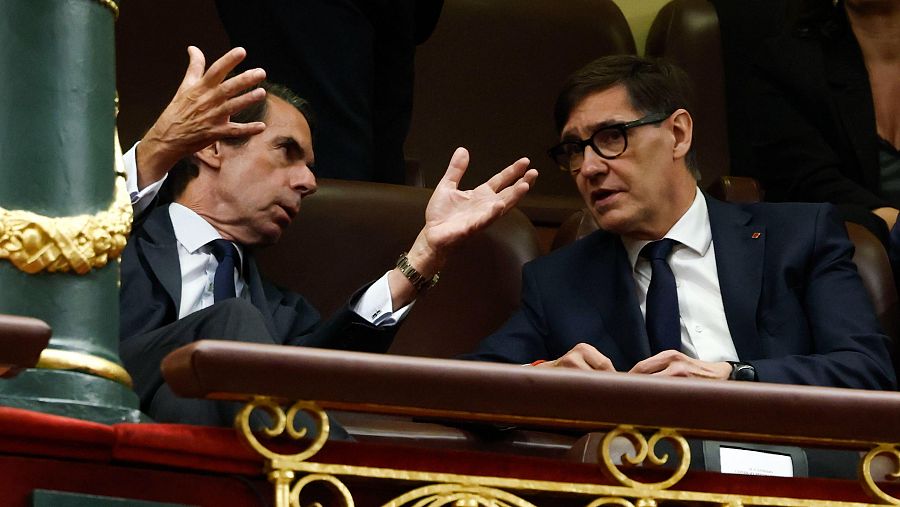 El ex presidente del Gobierno José María Aznar conversa con el presidente de la Generalitat, Salvador Illa, en el Congreso de los Diputados.