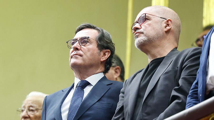 El presidente de la CEOE, Antonio Garamendi (i), y el secretario general de CCOO, Unai Sordo, en la tribuna de invitados del Congreso.