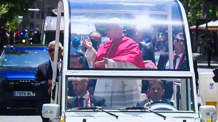 Captura de video del momento en el que el papa León XIV sorprendió a los más jóvenes en su recorrido por la ciudad de Madrid haciendo el gesto viral del 