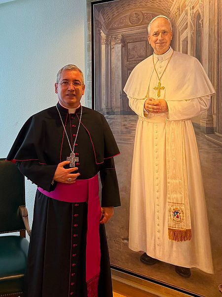 Fernando Prado, obispo de San Sebastián, junto al retrato del papa León XIV en la sede de la CEE.