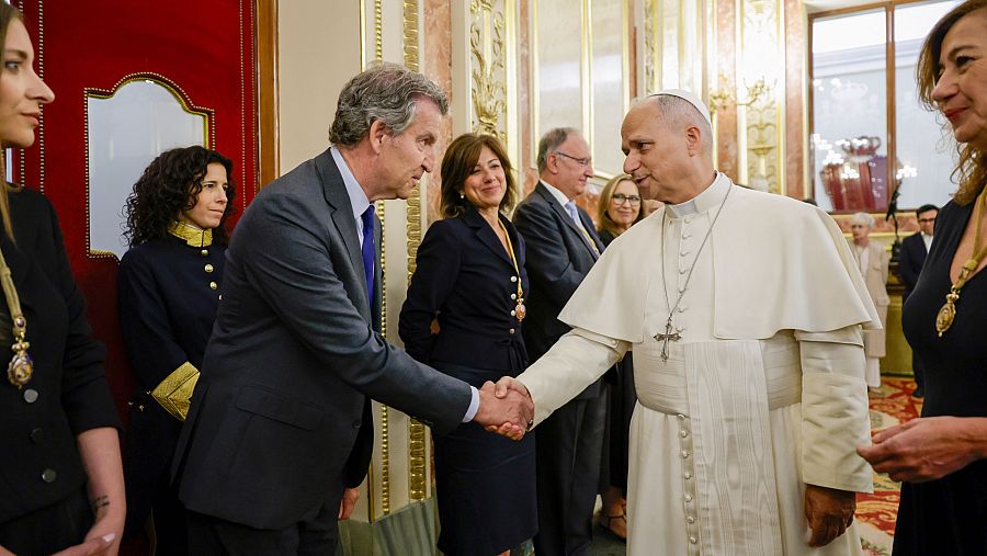 El líder del Partido Popular, Alberto Núñez Feijóo (i), saluda al papa León XIV (d) durante su visita al Congreso de los Diputados.