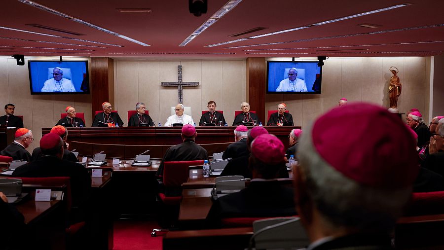 El papa León XIV (c) durante su encuentro con los obispos en la Conferencia Episcopal Española (CEE) en Madrid.