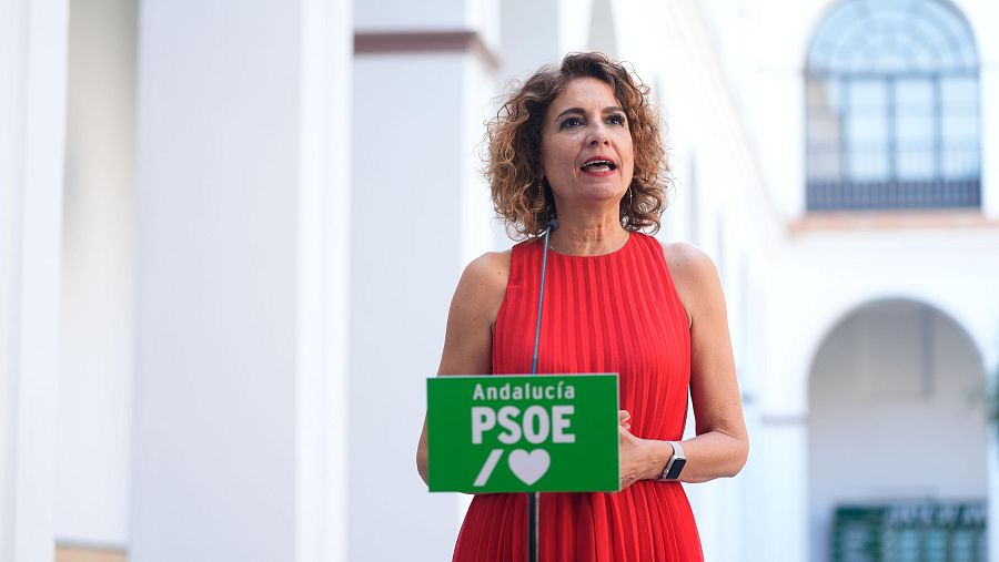 La secretaria general del PSOE de Andalucía, María Jesús Montero, atiende a los medios.