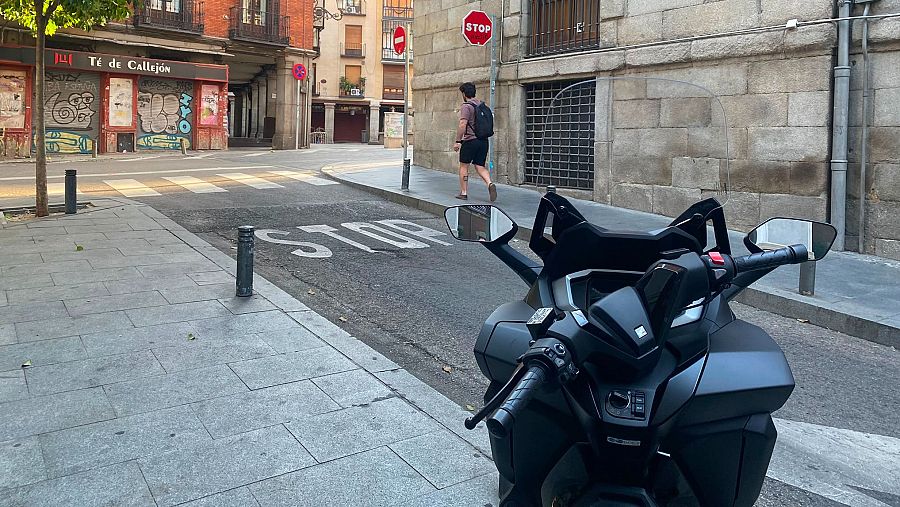 Aparco relativamente cerca después de sortear calles cortadas y mucha, mucha policía -que diría Sabina-. Aún no son las ocho de la mañana.