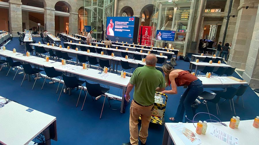 Los del Centro Internacional de Prensa me piden que espere unos minutos a que despachen a los del Congreso.