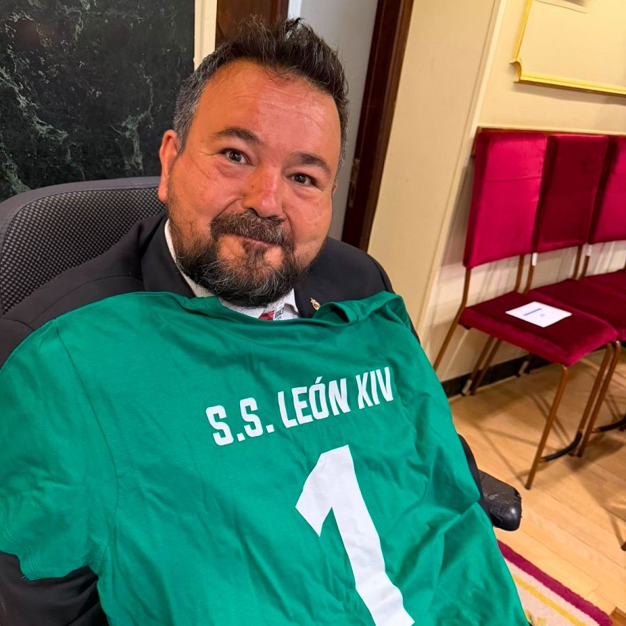 Armengol le ha entregado al papa una camiseta y una carta del senador Juan Ramón Amores, enfermo de ELA