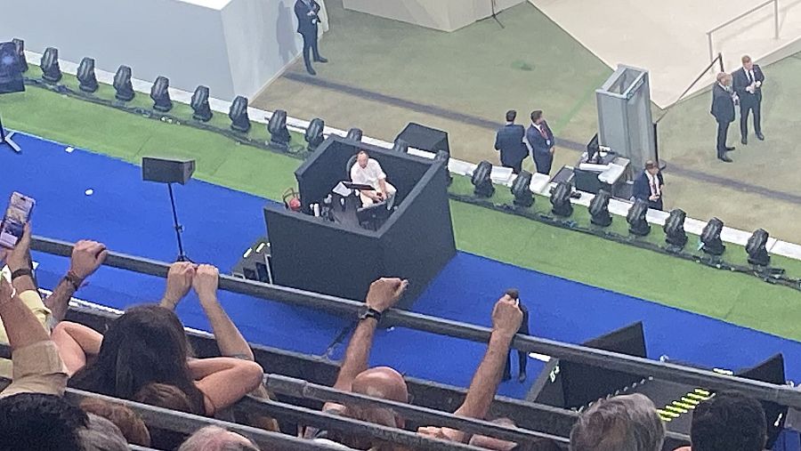 Le envío a Toño Casado una foto desde el tercer anfiteatro con el mensaje 