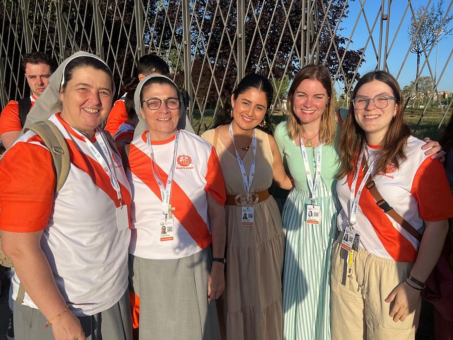 Emma y otras voluntarias antes de entrar al encuentro con el papa