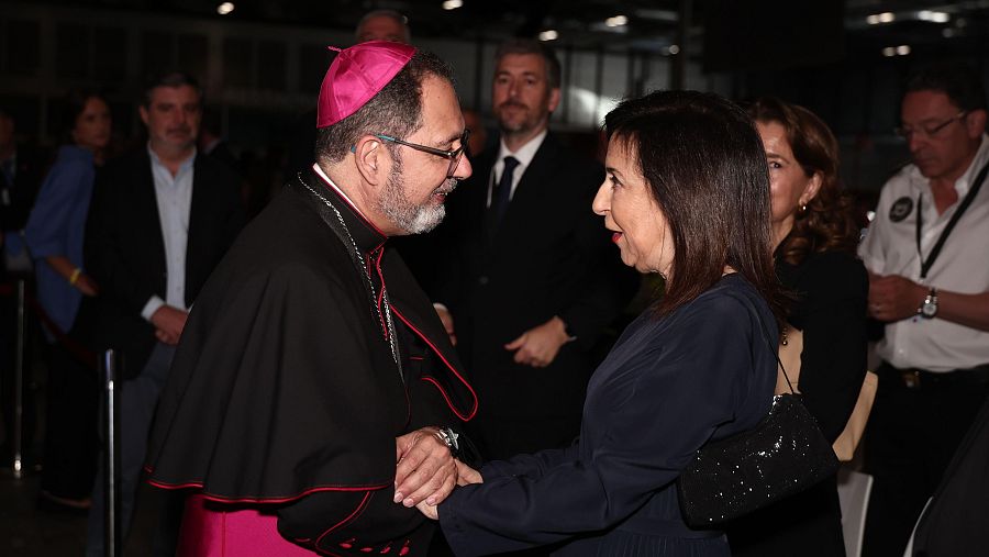 La ministra de Defensa, Margarita Robles, durante un encuentro del Papa con los voluntarios, en Ifema Madrid.