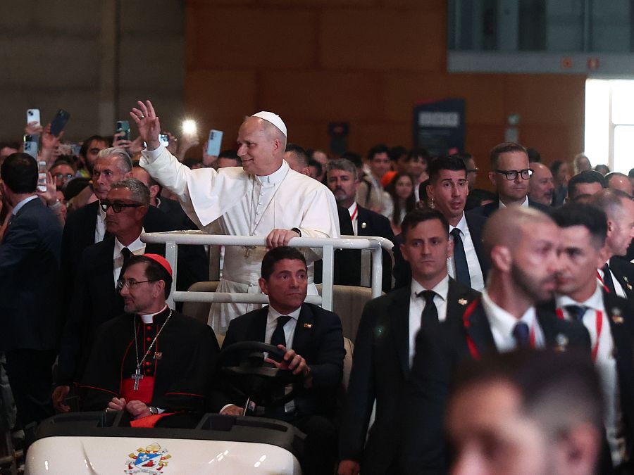 El papa saluda a los voluntarios desde el papamóvil