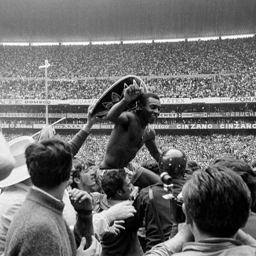Pelé, en la final del Mundial de 1970 que ganó Brasil en el estadio Azteca