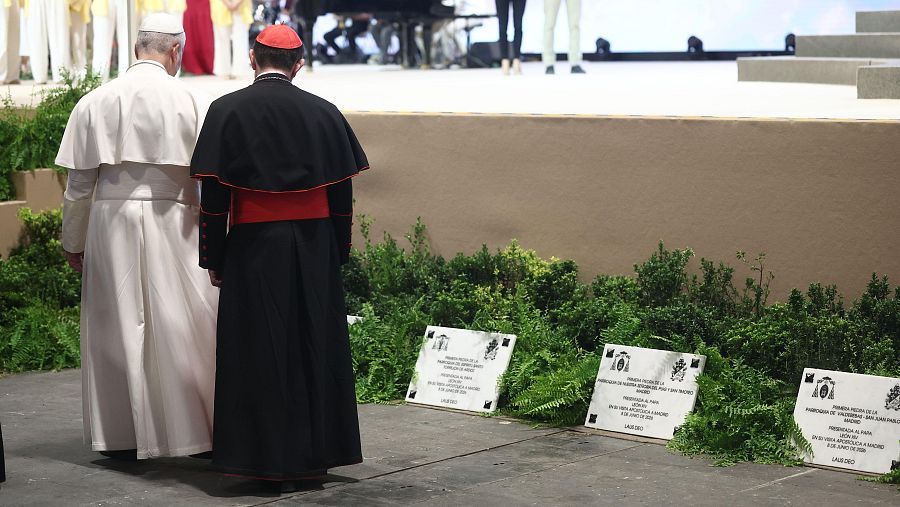 León XVI junto al cardenal y arzobispo de Madrid, José Cobo, durante un encuentro con los voluntarios.