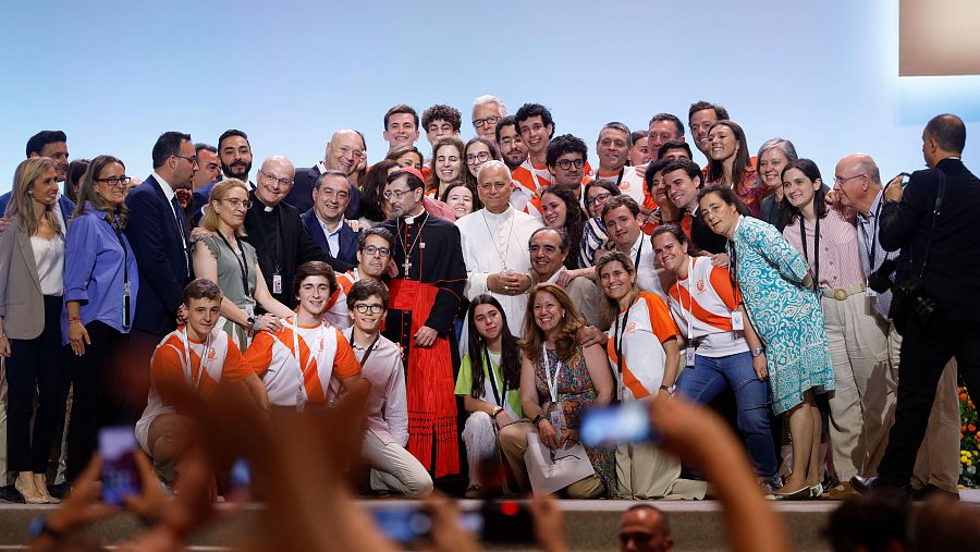 El papa León XIV asiste a un encuentro con los voluntarios que han colaborado en los actos del pontífice en la capital.