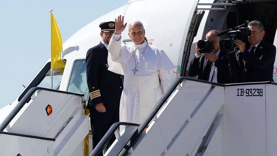 El papa León XIV saluda mientras sube abordo de un avión en el aeropuerto de Madrid Barajas Adolfo Suárez.