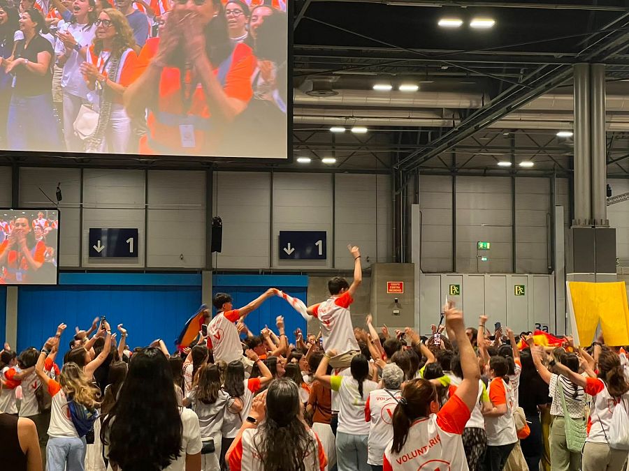 Jóvenes voluntarios mientras suena la canción 'Alma misionera'