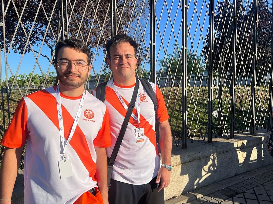 Alberto y Enrique en la fila para entrar el encuentro con voluntarios