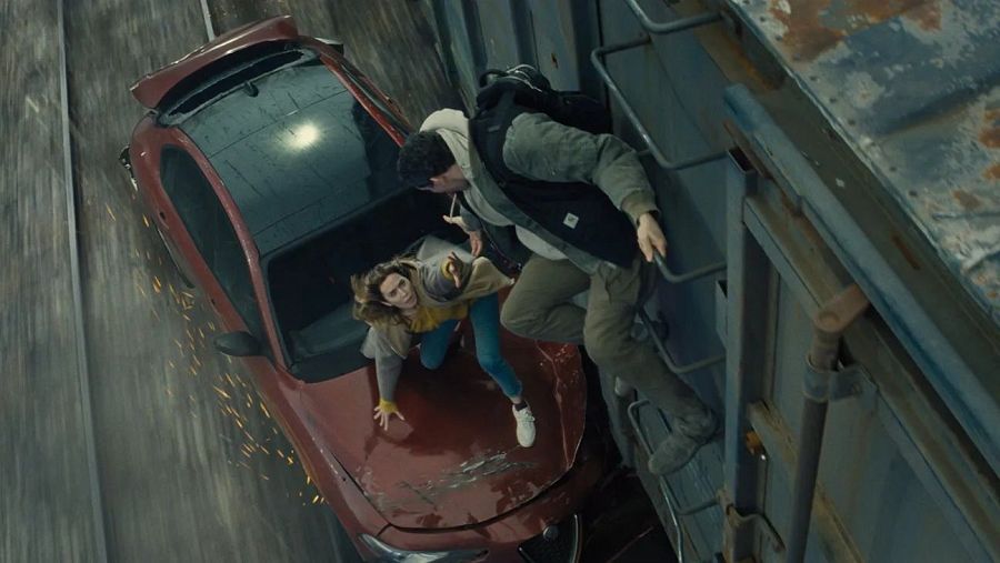 Josh O'Connor y Emily Blunt en 'El día de la revelación'.