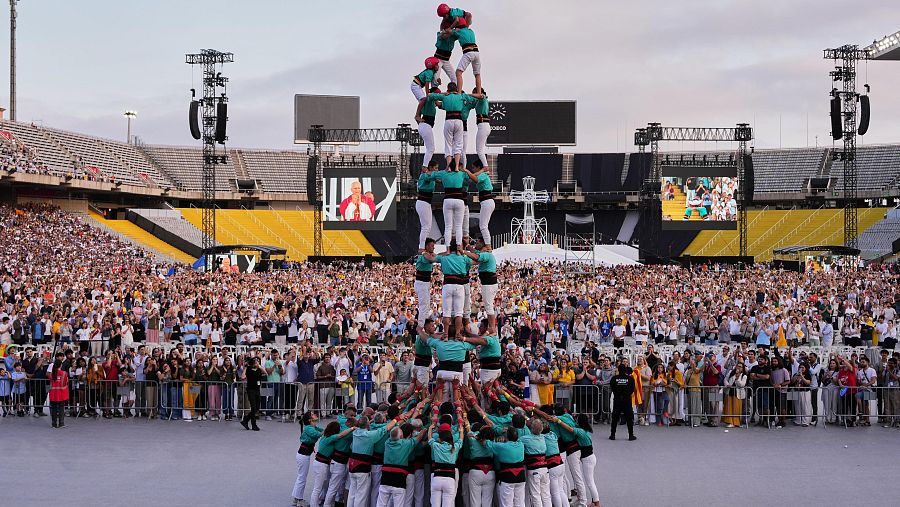 Los castellers de Vilafranca alzan una torre humana ante la atenta mirada del papa