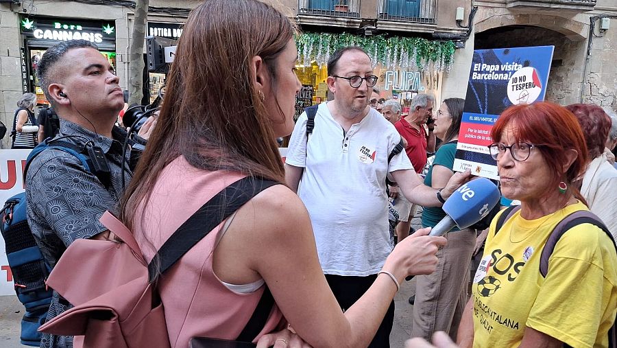 Un equipo de TVE Cataluña entrevista a una de las manifestantes.