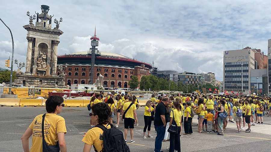 Los profesores de la escuela pública se han manifestado en la Plaza de España durante la mañana del martes.