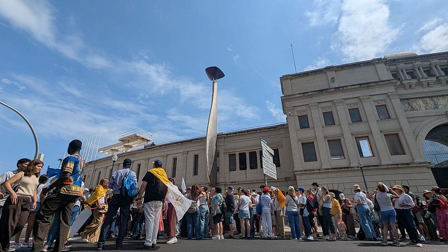 Cola de fieles frente al pebetero que se iluminó por primera vez en 1992, en el Estadi Olímpic Lluís Companys