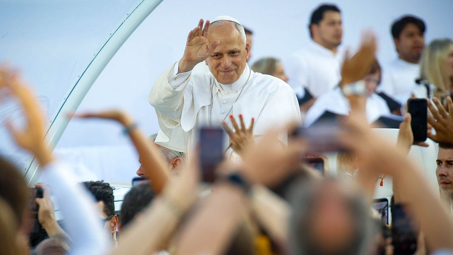 El papa a su llegada para la vigilia en el estadio olímpico de Barcelona