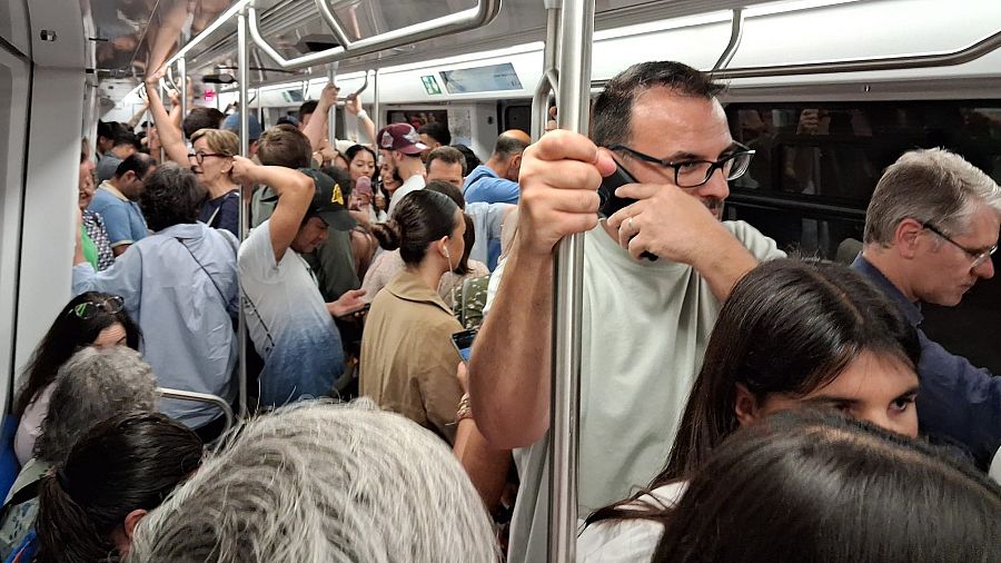 Son las 16:20 y el metro se llena de jóvenes a rebosar. Van camino de la vigilia que empezará a las 19:50 con la entrada de Prevost.