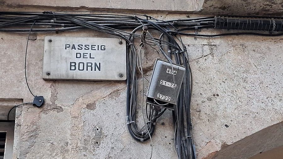El Passeig del Born se encuentra en el céntrico barrio de La Ribera, dentro del distrito de Ciutat Vella en Barcelona