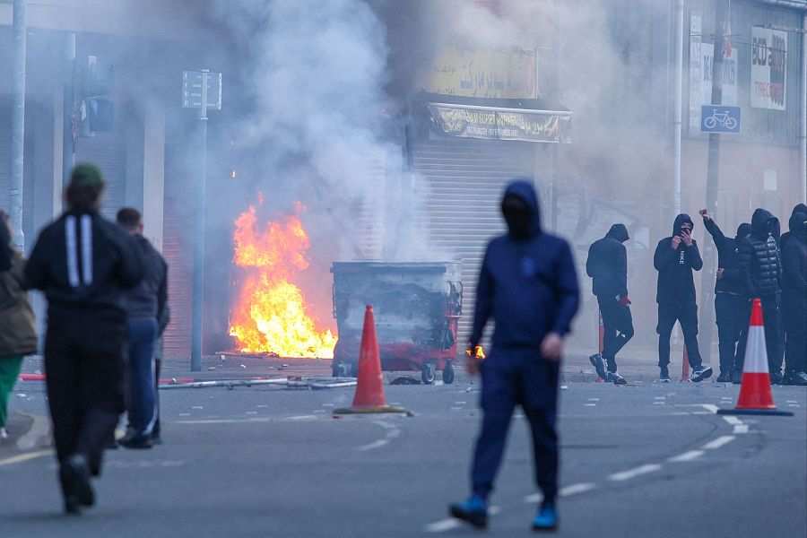 Un edificio incendiado en la zona de Sandy Row, en el centro de la ciudad de Belfast, Irlanda del Norte