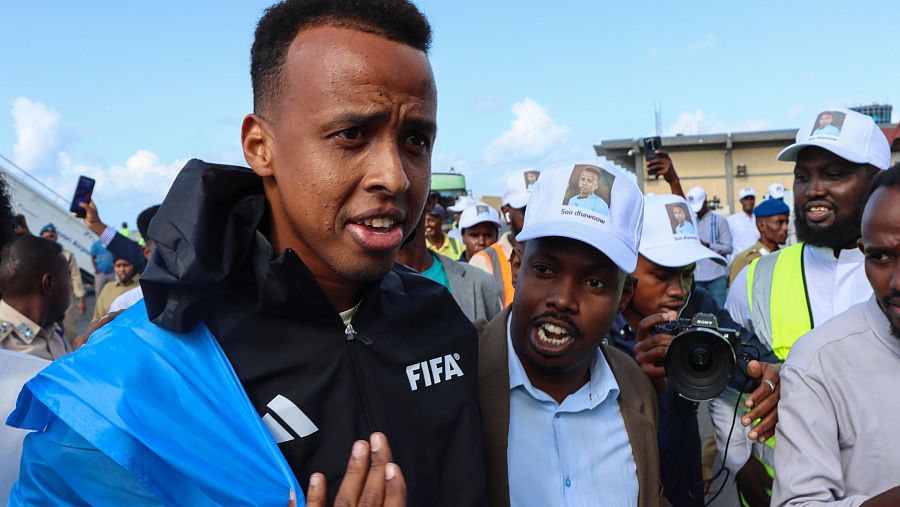 El árbitro de la FIFA Omar Abdulkadir Artan, aclamado como un héroe nacional a su llegado al aeropuerto de Mogasdicio después de que EE.UU. le haya denegado la entrada en el país.