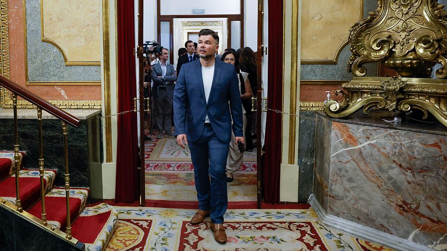 El portavoz de Esquerra Republicana, Gabriel Rufián, llega al hemiciclo para asistir a la sesión de control al Gobierno.