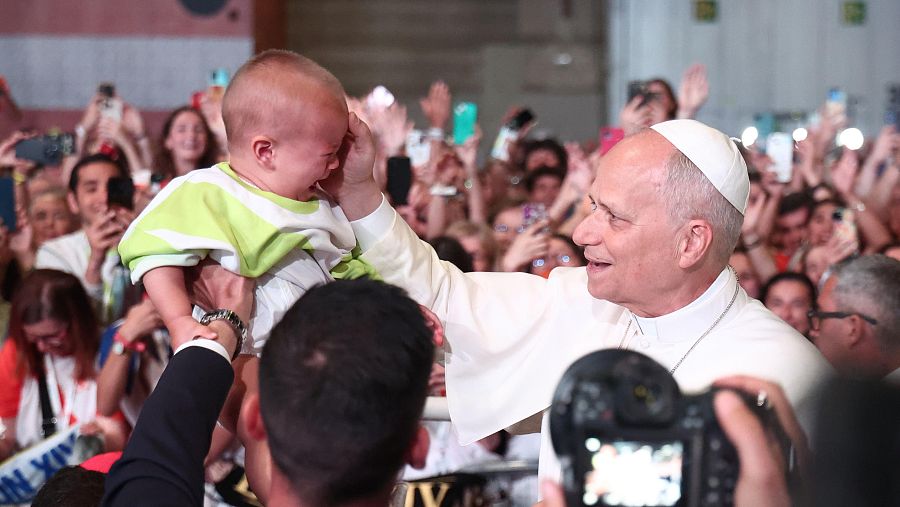 El Papa León XVI bendice un bebe durante un encuentro con los voluntarios, en Ifema Madrid, a 9 de junio de 2026